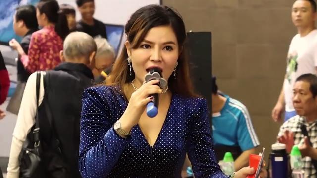 街头歌女,旺角流浪歌手小红一曲《真的好想你》,气质不输明星
