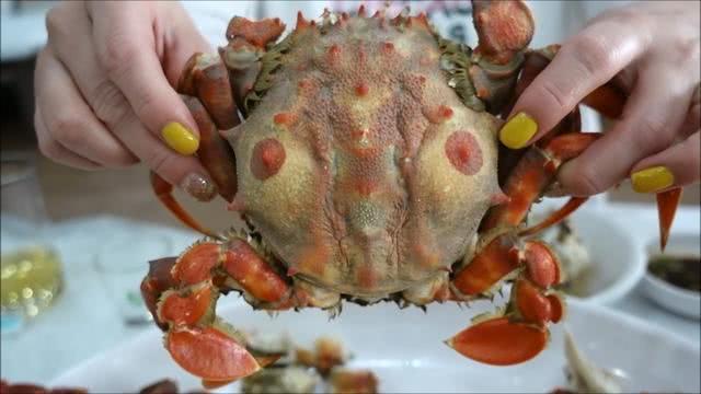 在韩国花600买"大眼睛"螃蟹,看起来丑,掰开却很惊喜|螃蟹|海鲜|蟹黄_