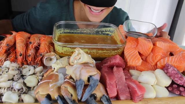 外国蒙面姐吃播 一整桌海鲜 蒙面姐吃起来太生猛了