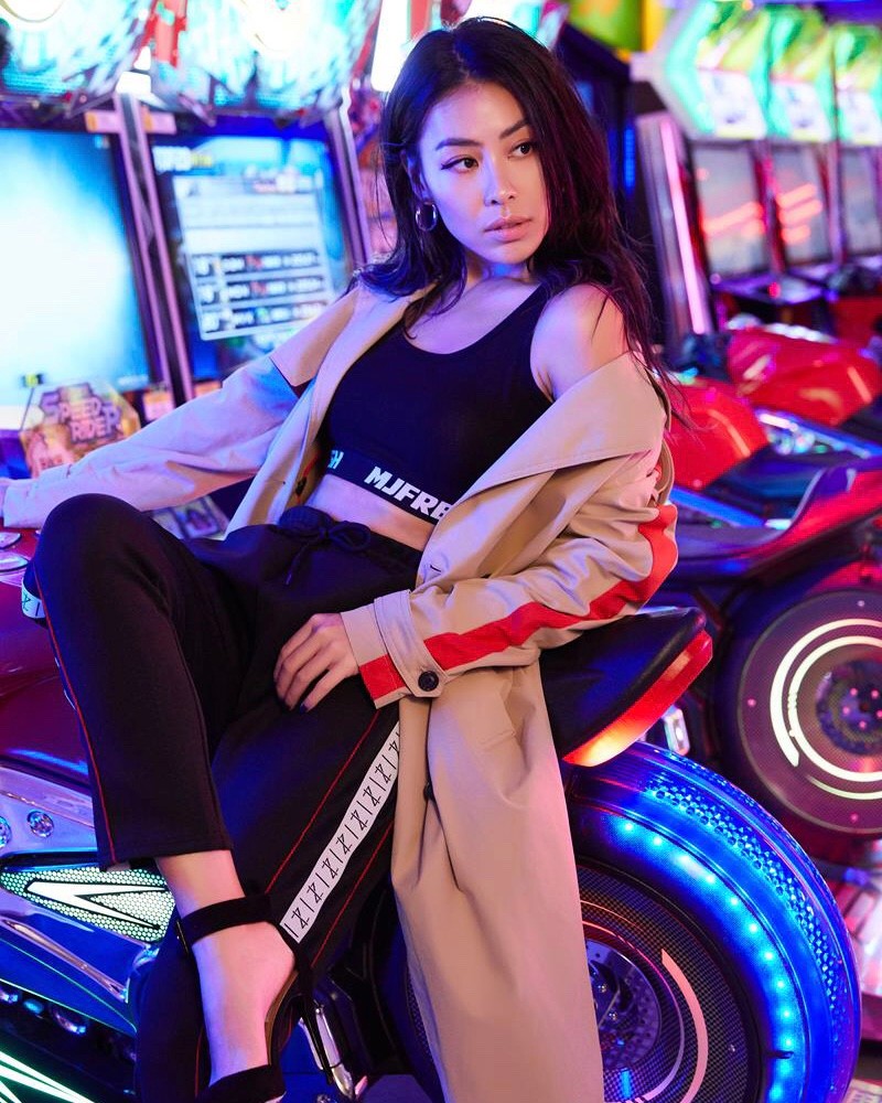 独立音乐人蔡诗芸时尚大片曝光 初夏电玩城开撩