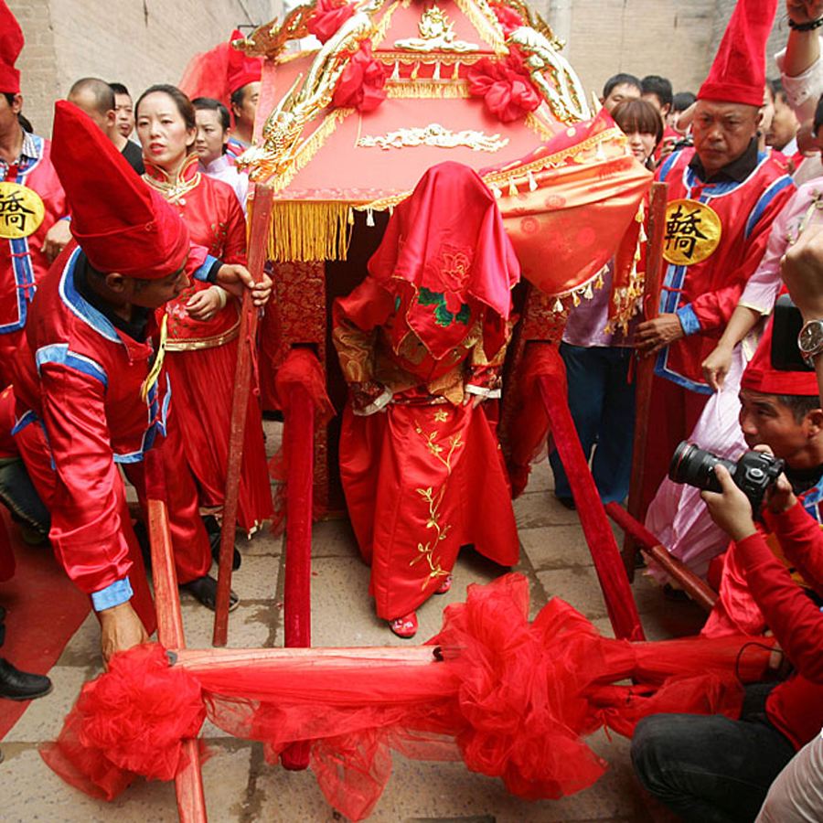 在河南的一些地方,娶亲这天,姑娘上轿前,民间有带饺子的风俗,此饺称为