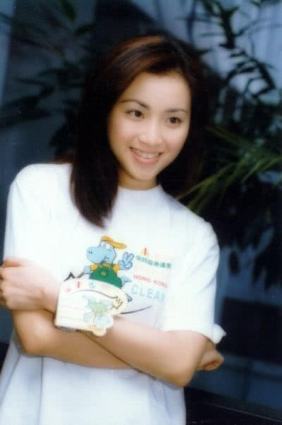 但这段感情只维持了三年便分手告终,谭小环只得宣布复出,再次回巢老东