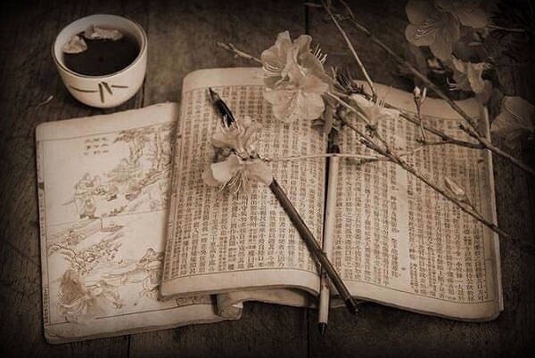 书卷残墨屋内呈,笔砚台前水未增