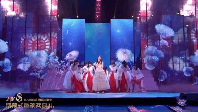 关晓彤霍思燕赵雅芝三代女神同台献唱，网友：霍思燕最尬！