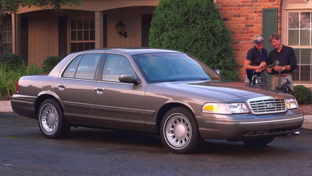 老美不买丰田皇冠,看这辆"福特皇冠"就懂了,车长5米4才20万!