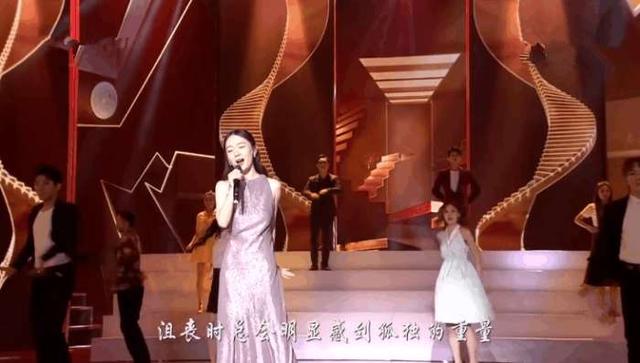 关晓彤霍思燕赵雅芝三代女神同台献唱,网友:霍思燕最尬!