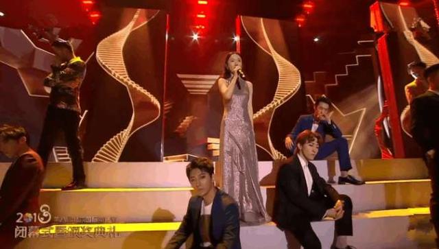 关晓彤霍思燕赵雅芝三代女神同台献唱，网友：霍思燕最尬！