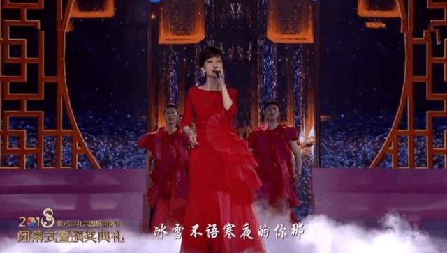 关晓彤霍思燕赵雅芝三代女神同台献唱，网友：霍思燕最尬！