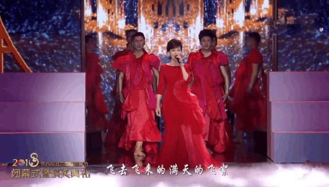 关晓彤霍思燕赵雅芝三代女神同台献唱,网友:霍思燕最尬!