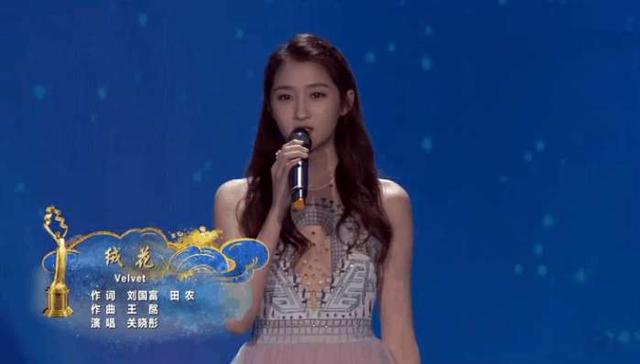 关晓彤霍思燕赵雅芝三代女神同台献唱 网友:关晓彤这次没得罪造型师