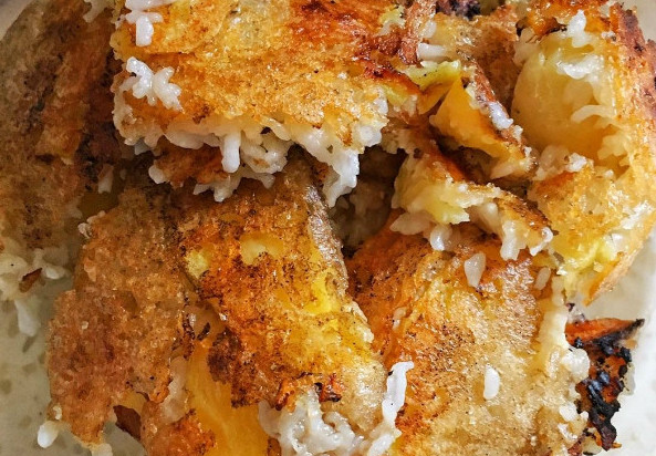 饭锅巴,小时候电饭煲还没普及,用高压锅做饭,总会有一层香喷喷的锅巴