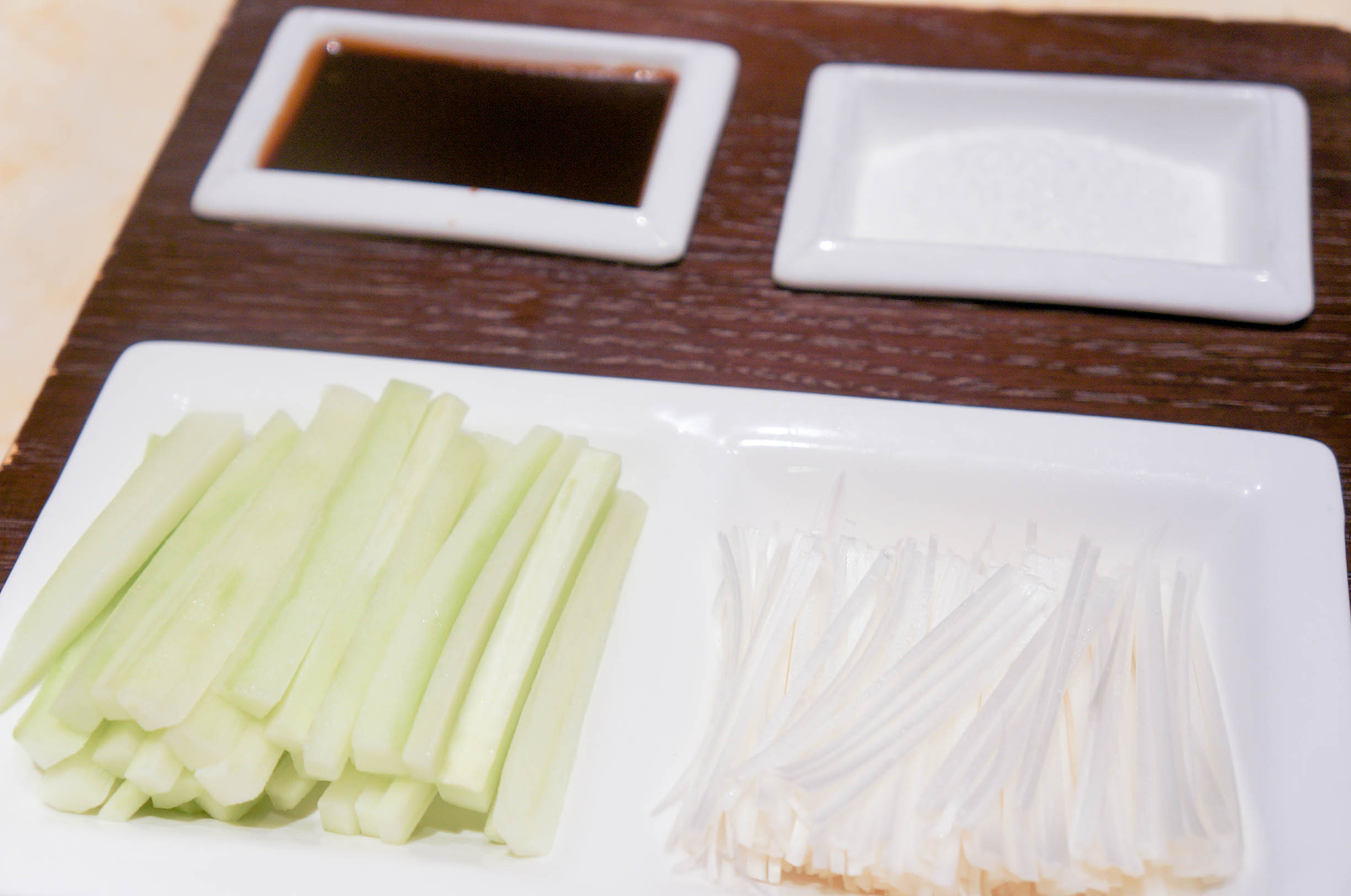 片好的鸭子端上桌时,葱丝,白糖,甜面酱,黄瓜条,面饼已经讲究地等候