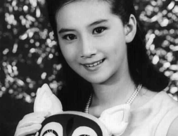 这些女星年轻时瘦得漂亮, 老了变胖很难认出, 最后一张最惊艳