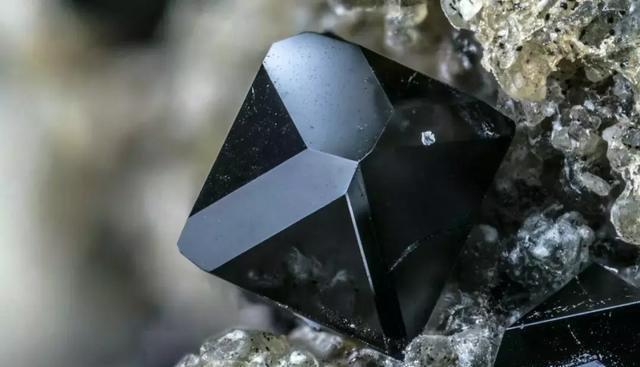 6,尖晶石(spinel)5,方镁石(periclase)4,蓝方石(hauyne)3,铬铁矿