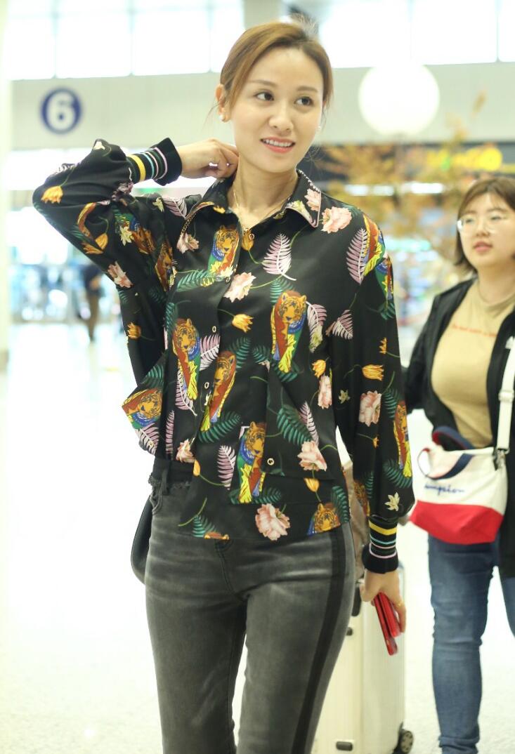 叶一茜穿花衬衫搭配黑色牛仔裤现身机场 依旧光彩耀人气质好