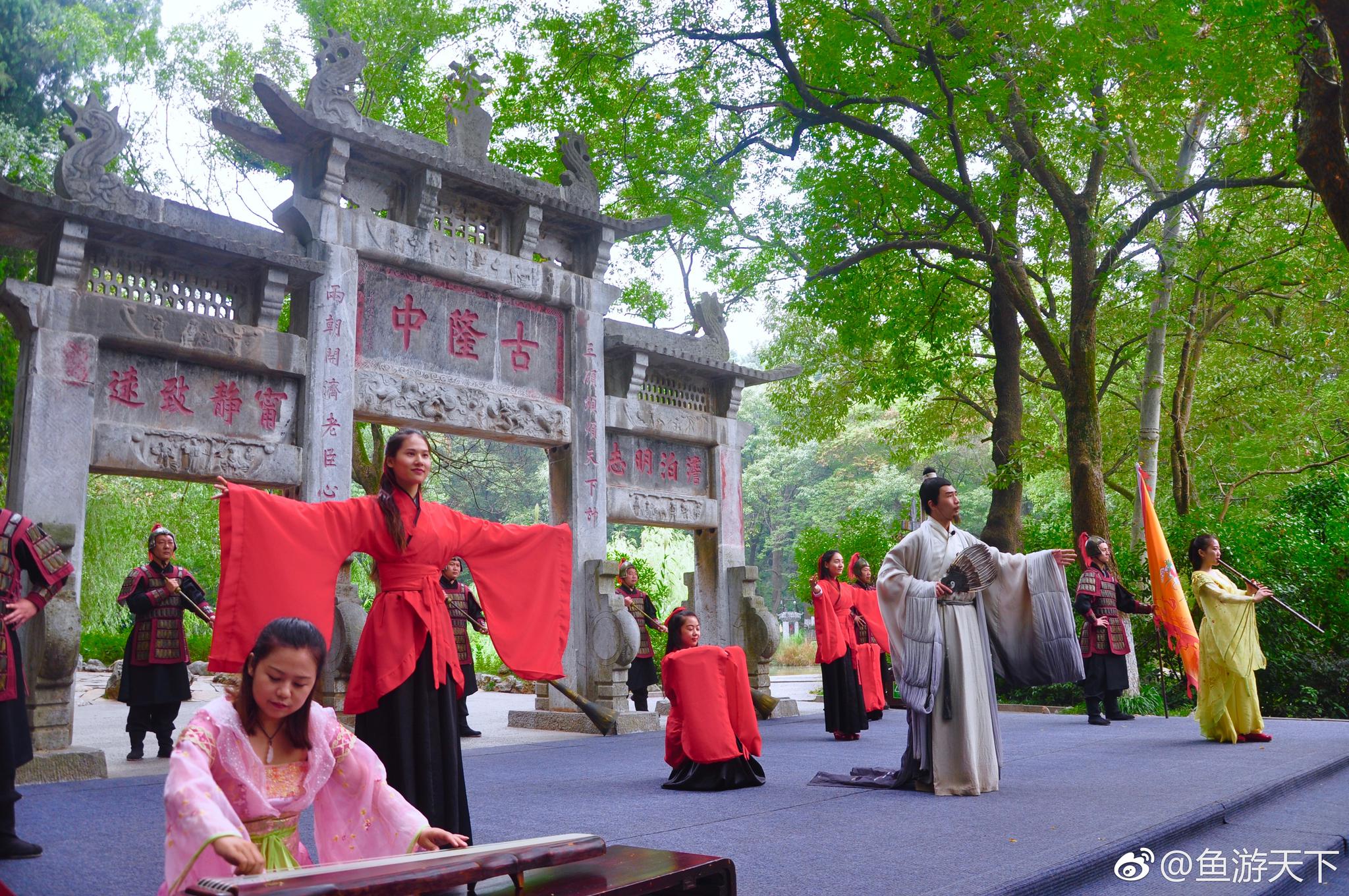 走进襄阳古隆中孔明故居，建筑古朴草木苍劲|襄阳|诸葛亮|草庐_新浪新闻