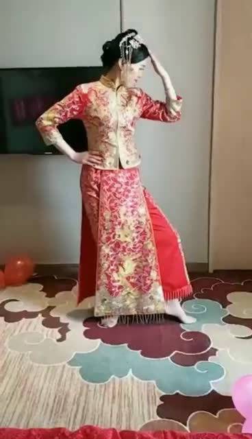 陕西为何叫秦? 即将结婚,新娘高兴的跳起舞来,动作真的不错,你感觉呢?