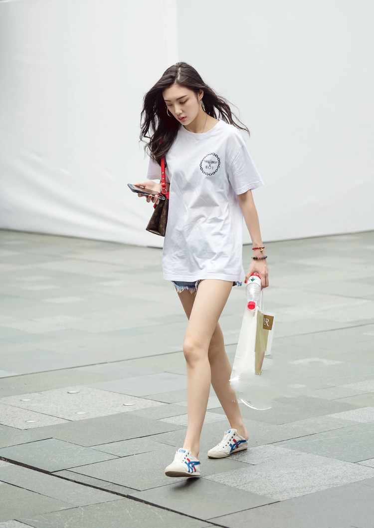 街拍:白色露肩束腰长裙 银色高跟鞋