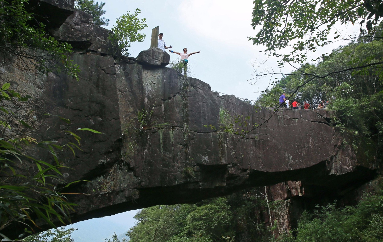 在湖南省郴州市桂东县,有一座世界上海拔最高的天生石桥--仙缘桥,又名