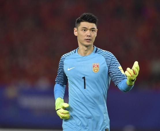 国足门神曾诚与大5岁老婆近照他们长期分居她看上去比他年轻