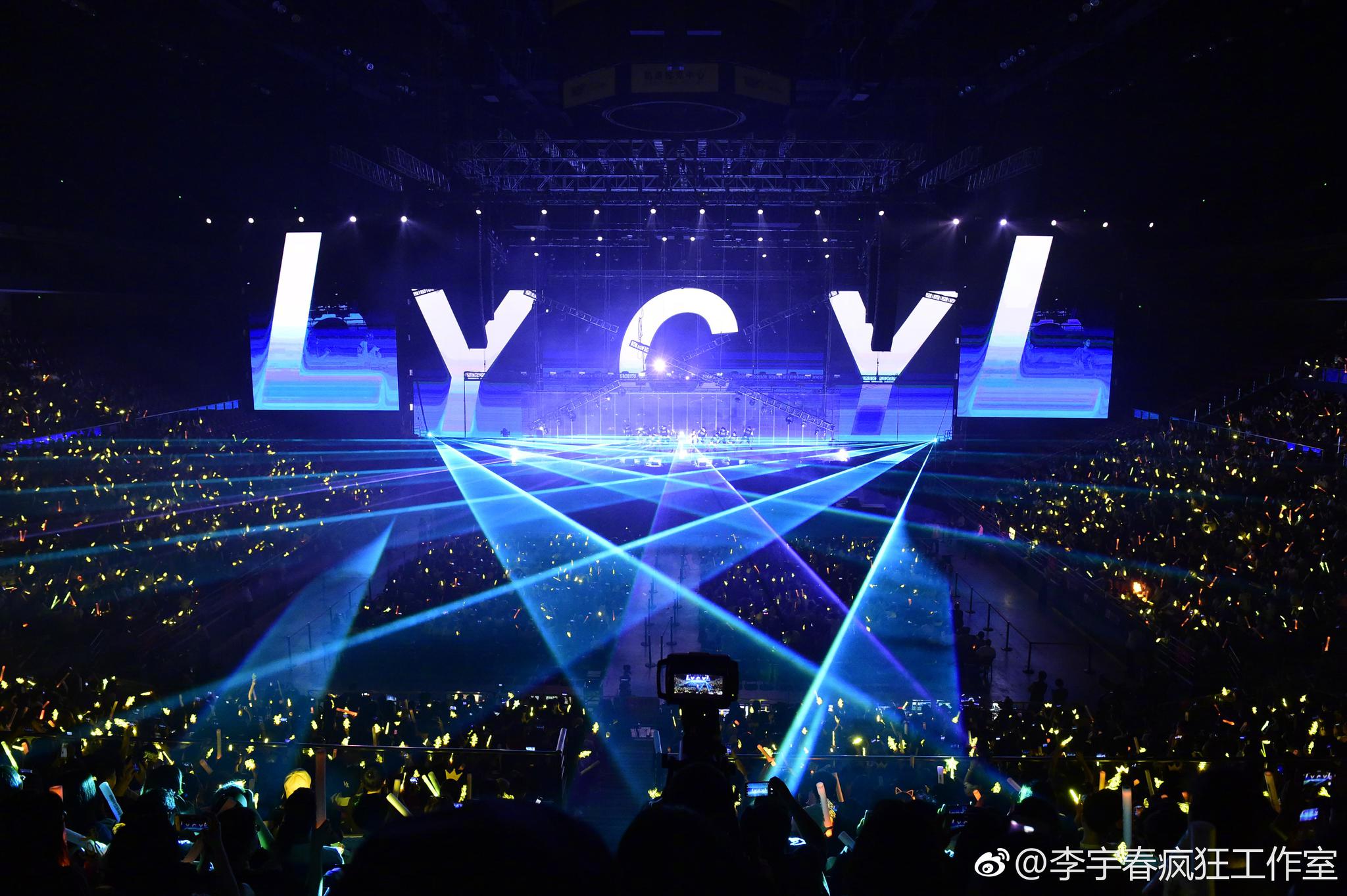 李宇春2018流行(liú xíng)巡回演唱会登陆上海站,魔幻开场_新浪看点