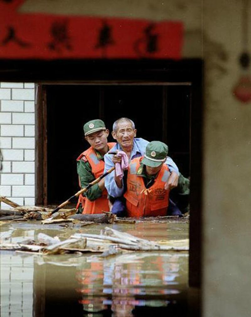 镜头下1998年抗洪灾的武警战士誓死捍卫群众安危