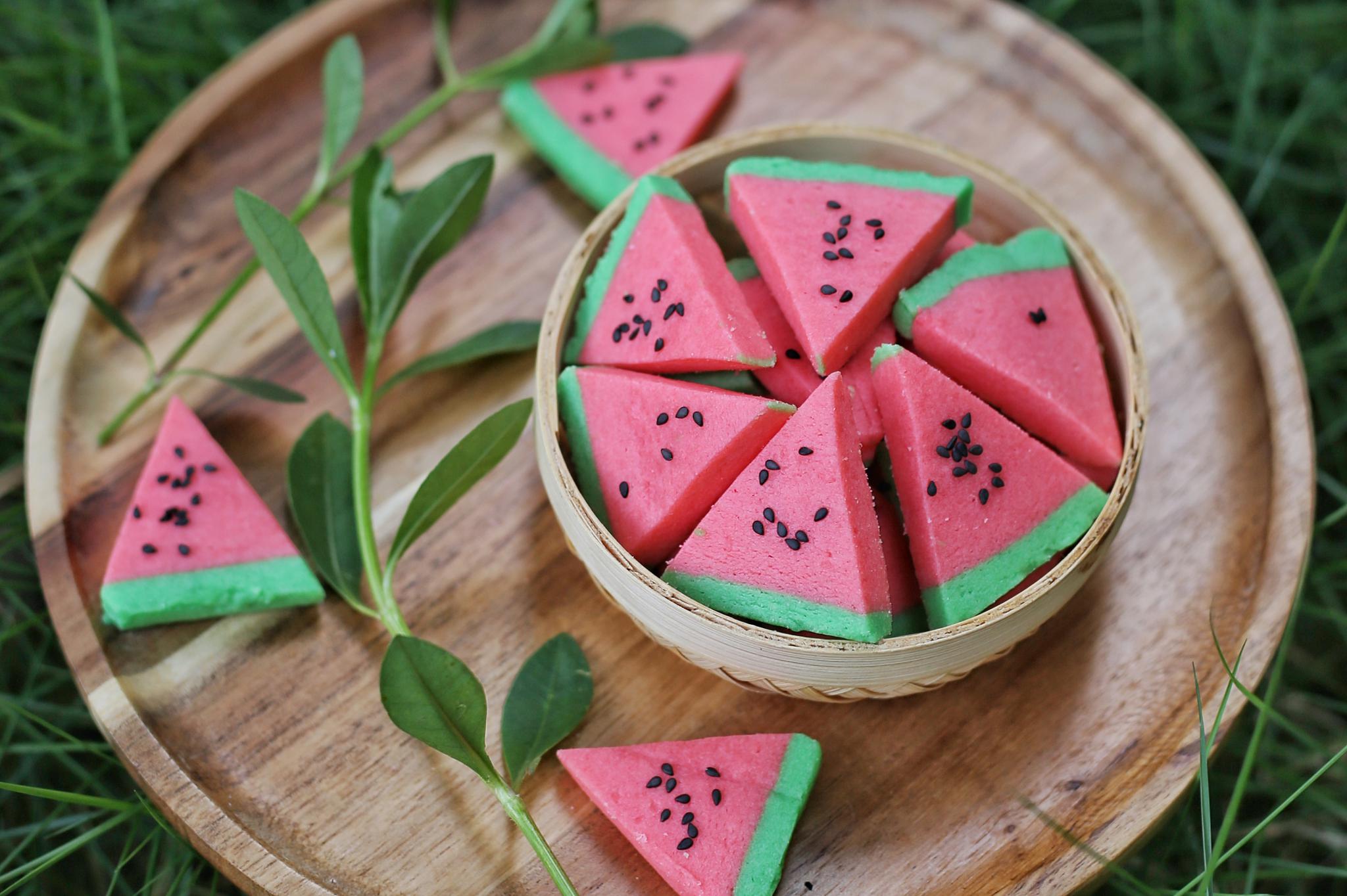 它长得像西瓜,却是香酥草莓味,点心做成这样,孩子都舍不得吃