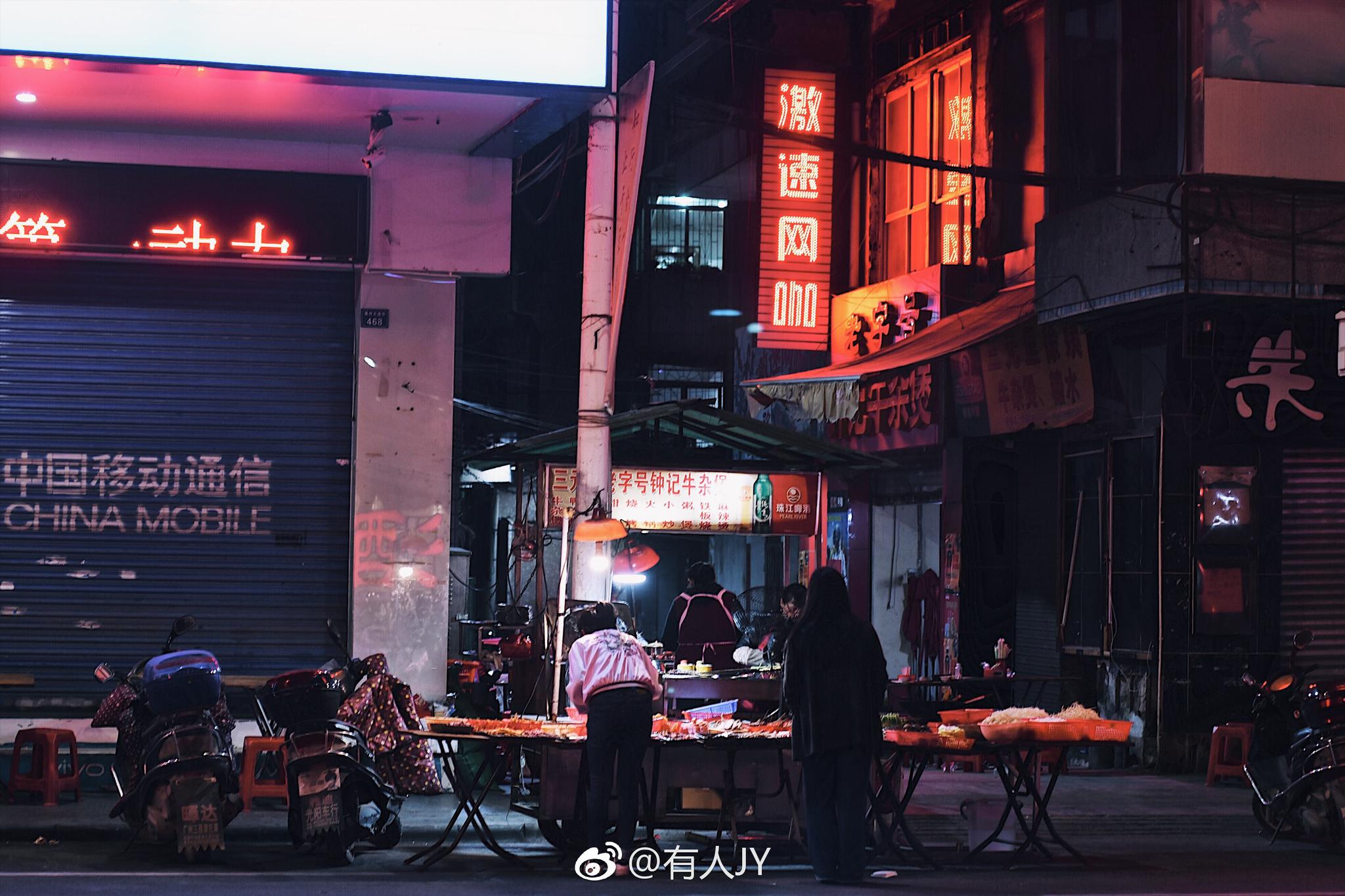 在南雄的晚上,新八一路上吃一份两块钱的豆腐花