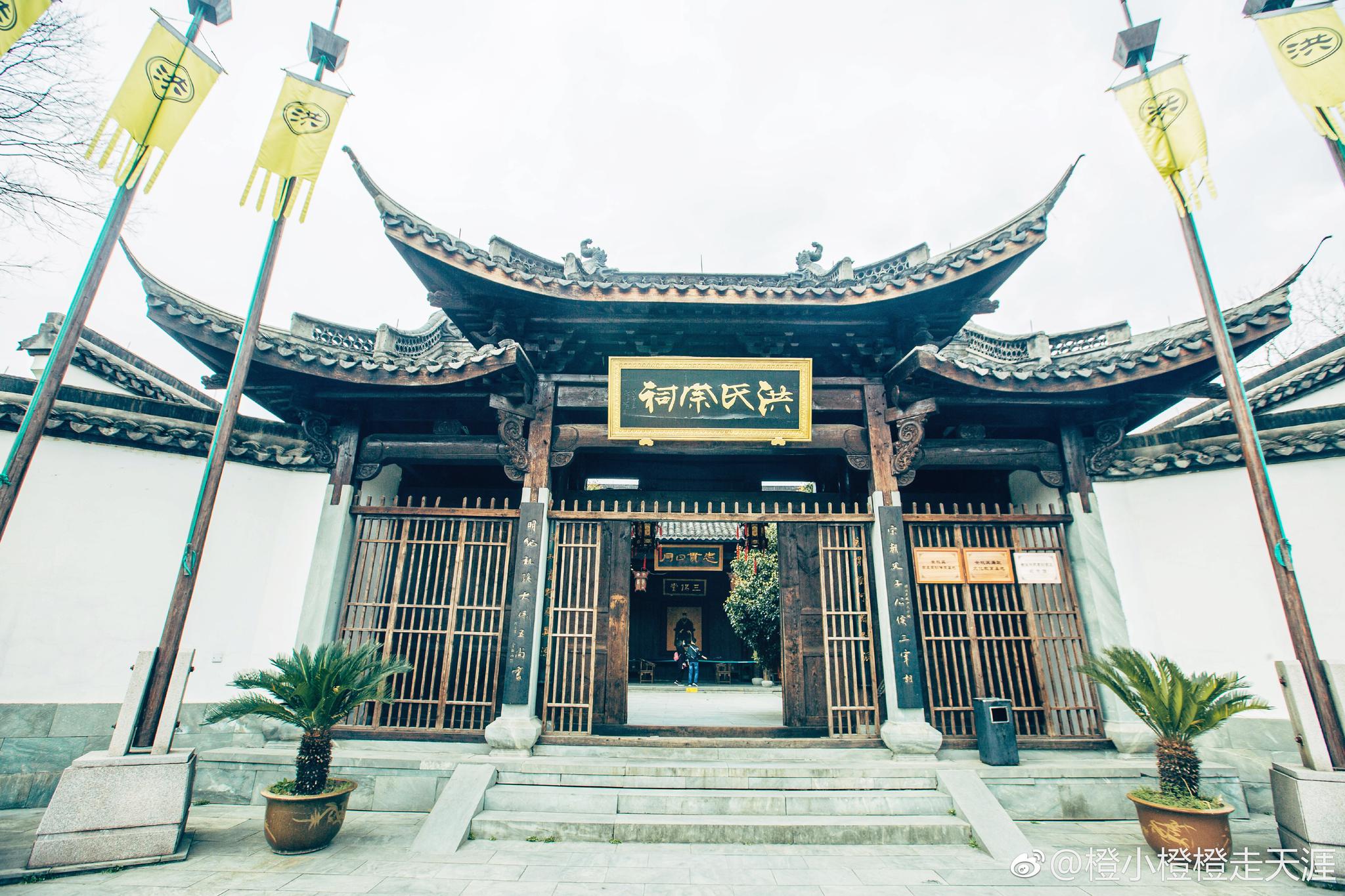 阳光明媚的三月,总是让人想起那首流传千古的诗词:"春暖花香