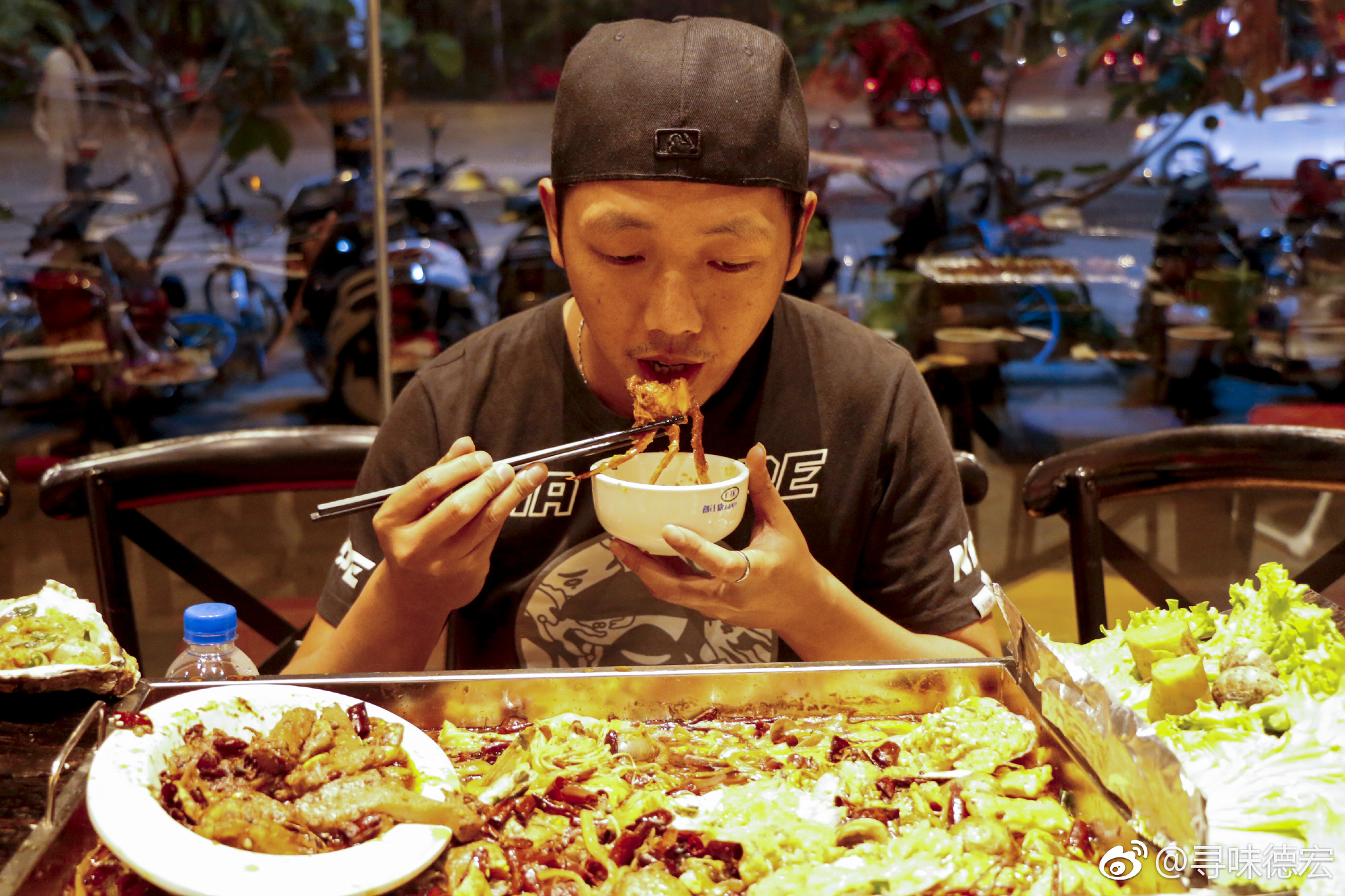 深夜放毒看这位帅哥吃相哇oo哈哈据说他要请客吃海鲜