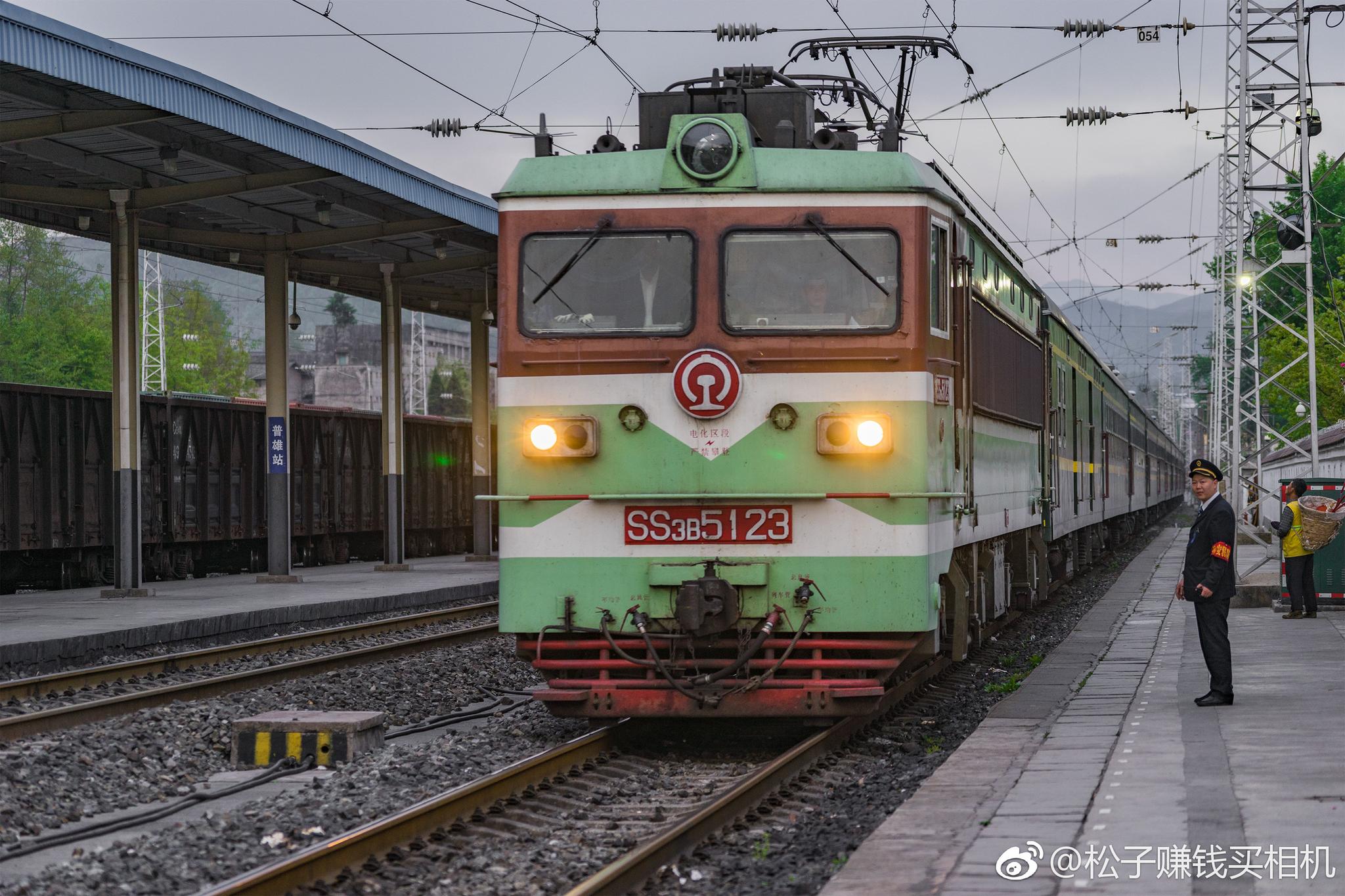 5633次列车穿越大凉山的绿皮慢火车停靠26个站