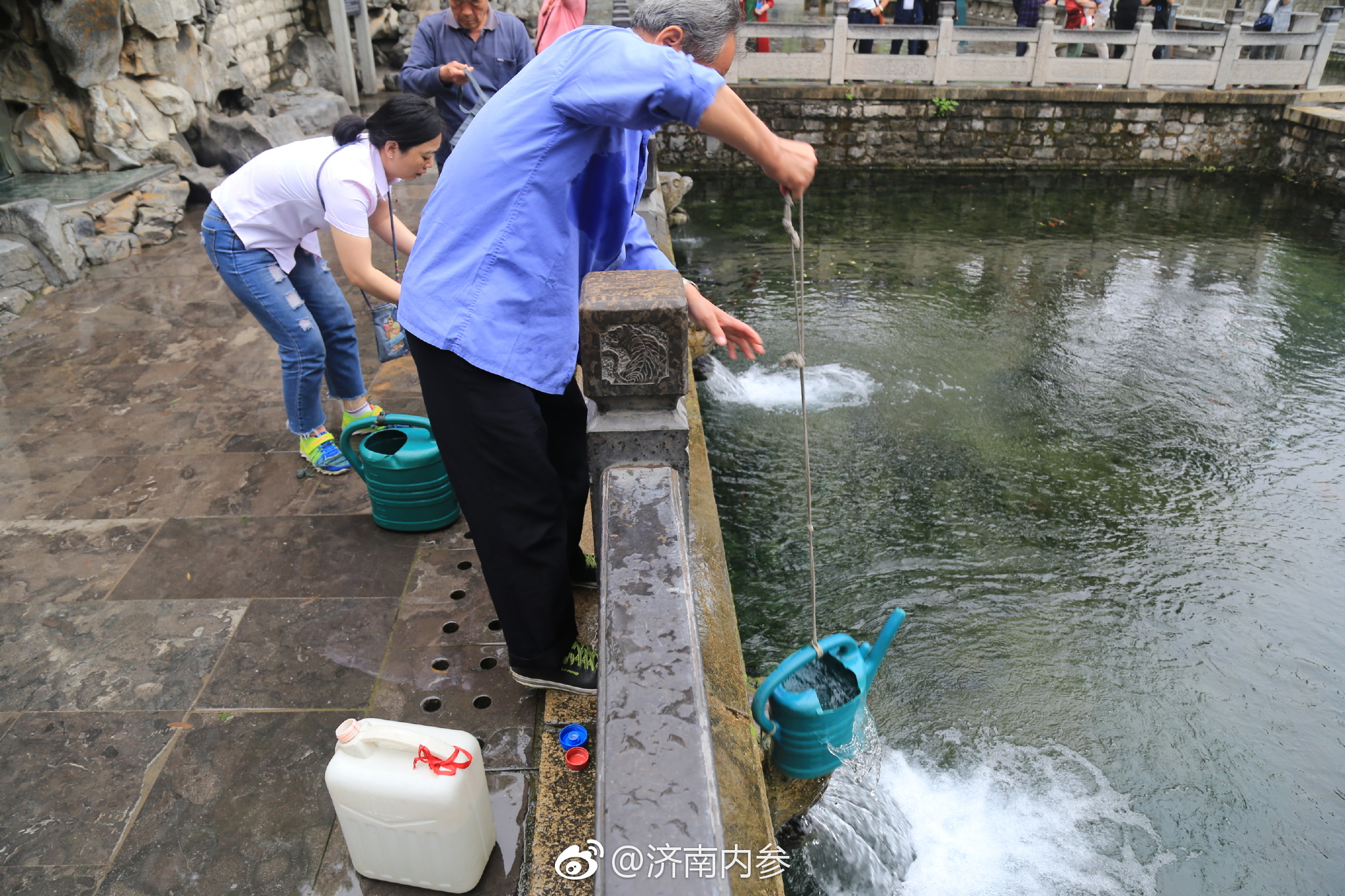 降雨过后泉池"撒欢" 黑虎泉池打水市民络绎不绝_新浪看点