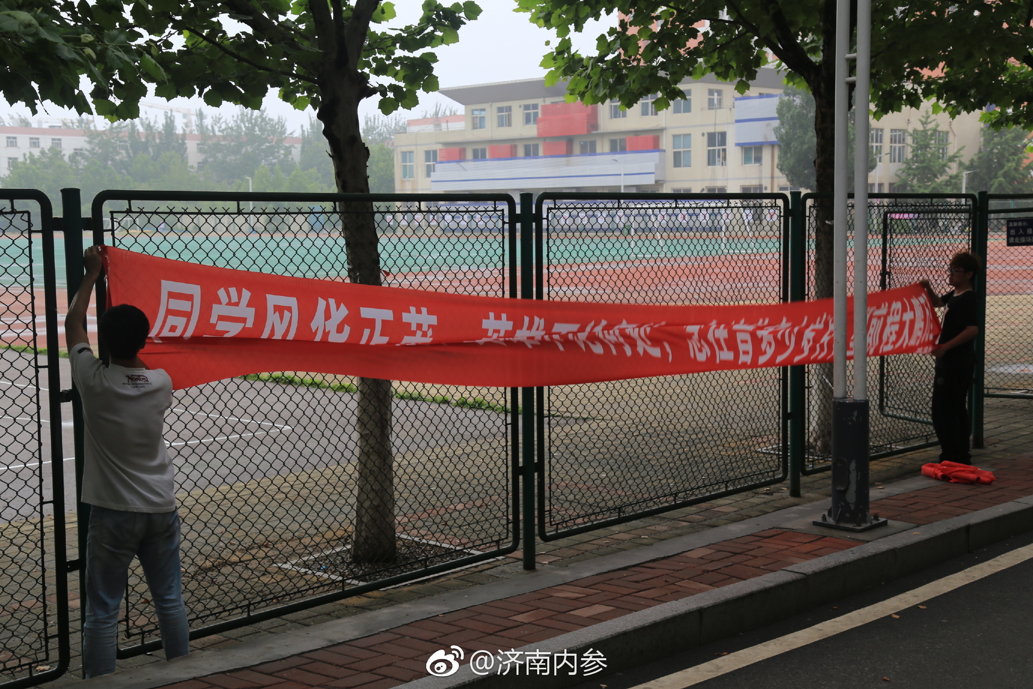 毕业季 学生挂条幅表达大学时光印记