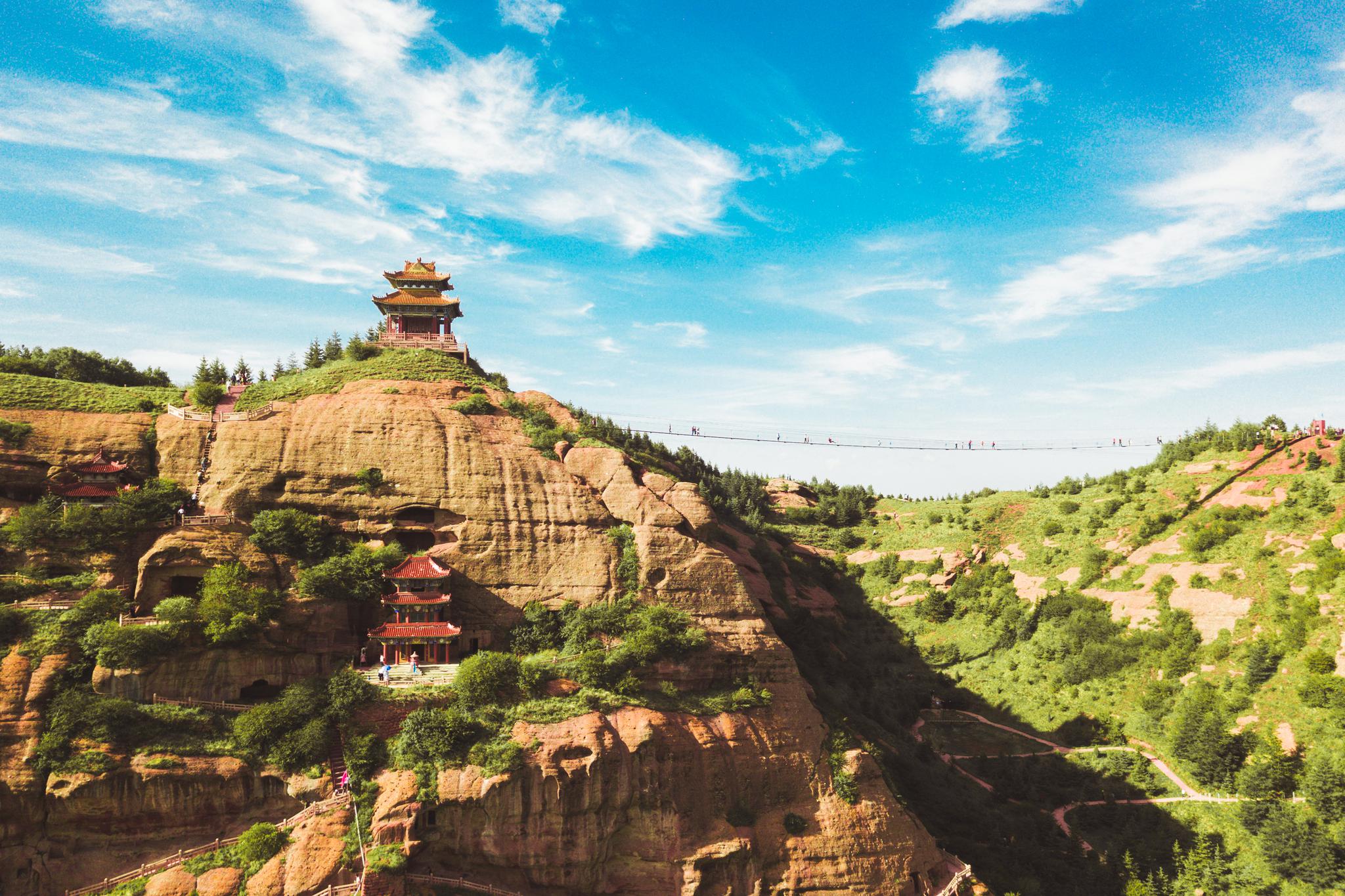 四面沙漠的宁夏南部火红色的石头/犹如火焰/得名火石寨晴朗的日子