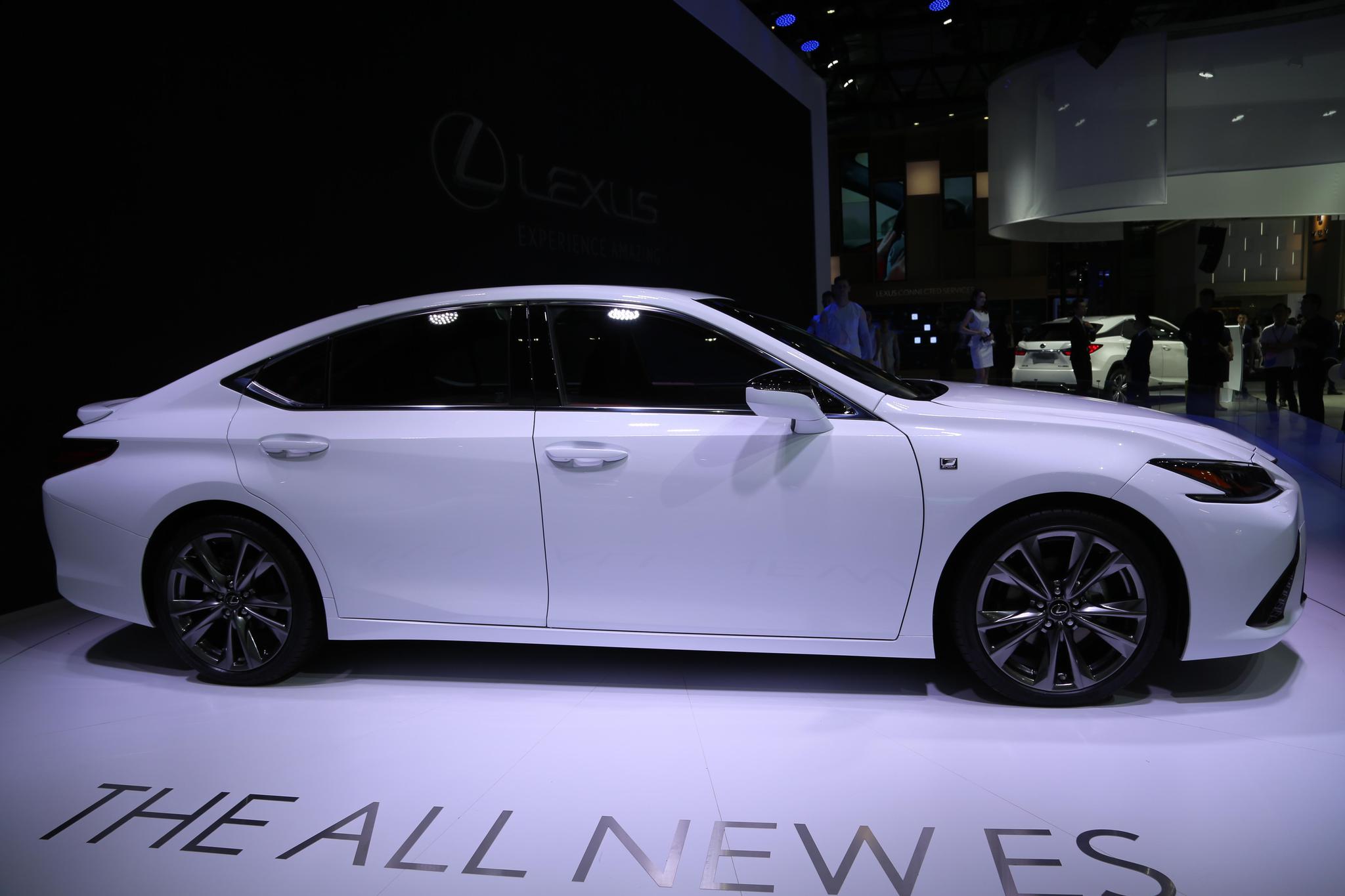 雷克萨斯全新es华南首发2018深港澳国际车展实拍