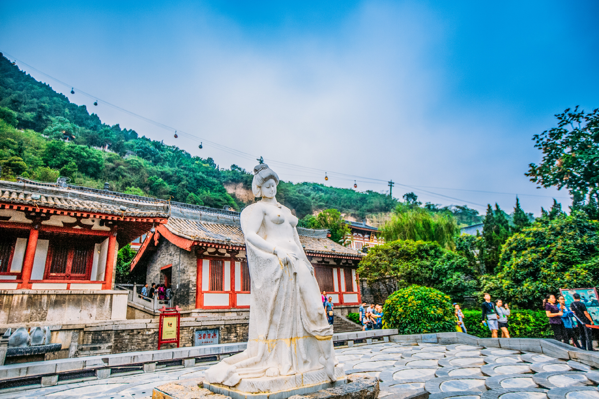 华清池亦名 , 2000多年来华清池一直作为皇家御汤而存在.南依骊山