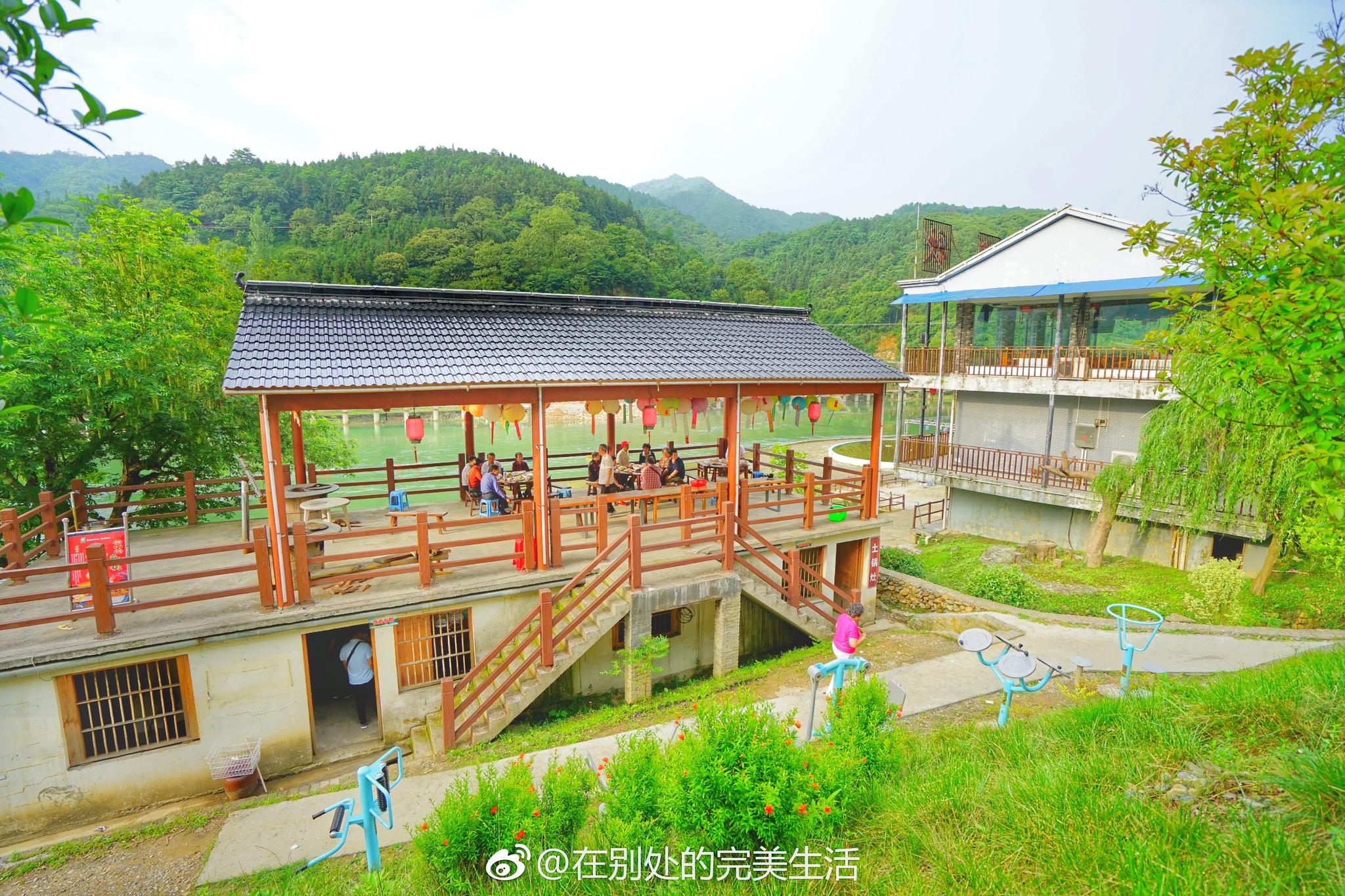 "秋浦河畔古渔村,千载风情传到今",秋浦渔村亦名"女儿村"