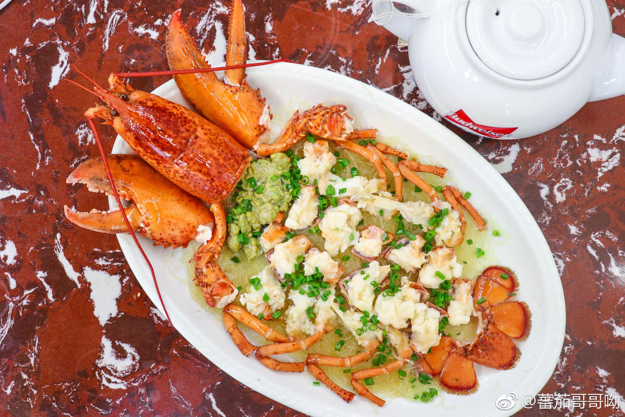 晚餐去了水仙路的八面鱼香,这个粉丝蒜蓉蒸龙虾,这大钳子都是肉啊
