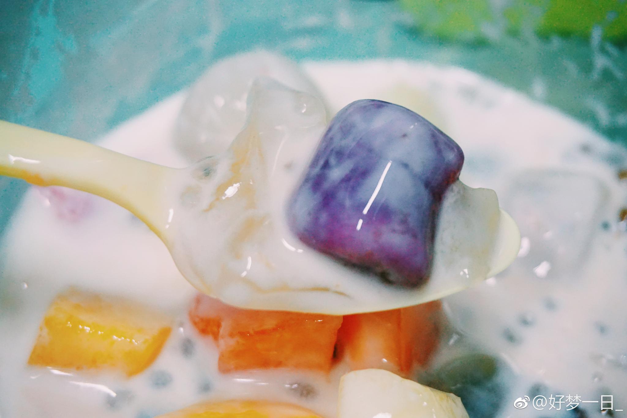 西米露芋圆仙草凉粉珍珠坚果蜜豆各种各样的水果五颜六色酸奶想倒多