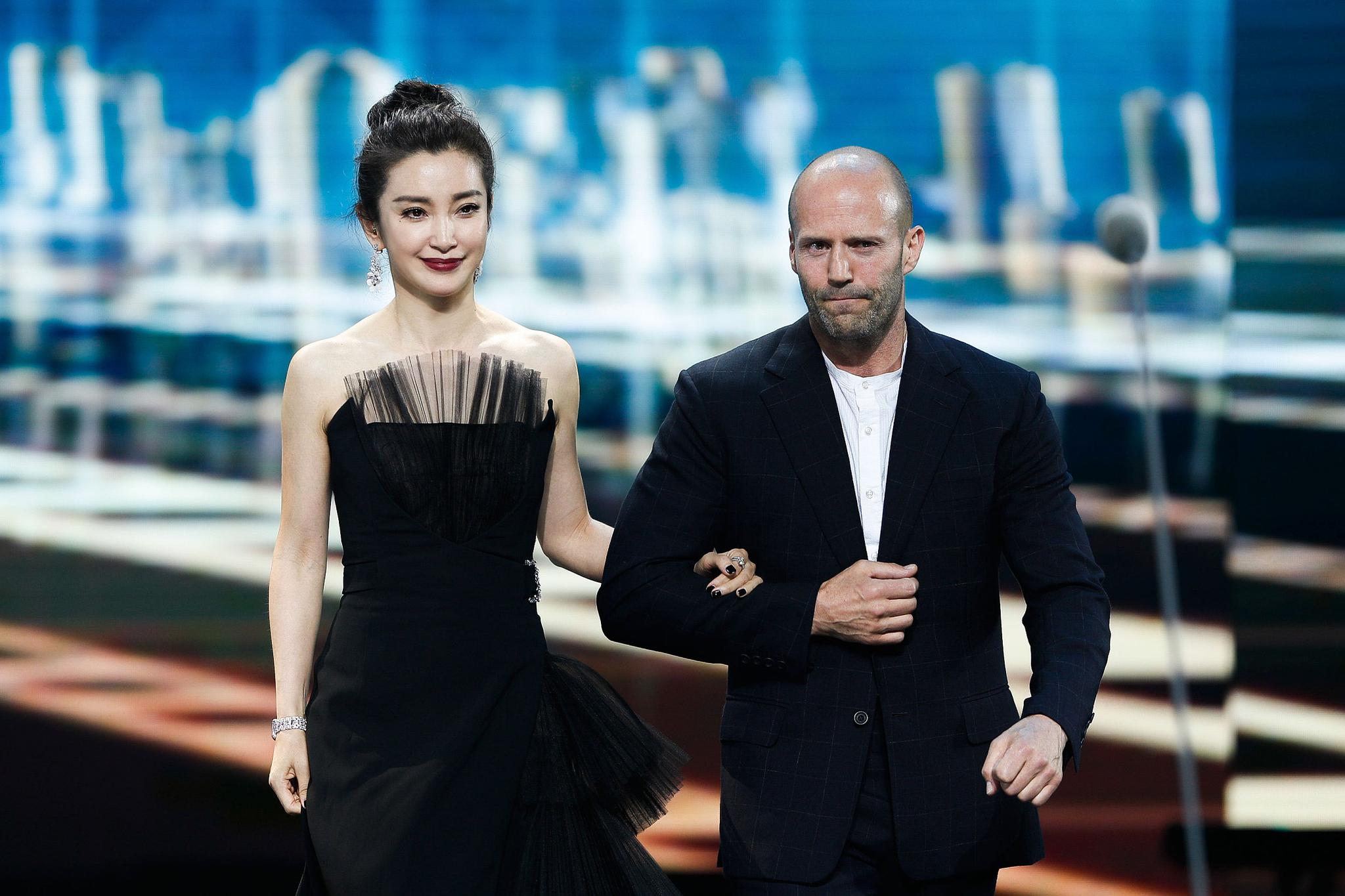 李冰冰这次厉害了!和硬汉杰森·斯坦森演绎《巨齿鲨》值得一看!