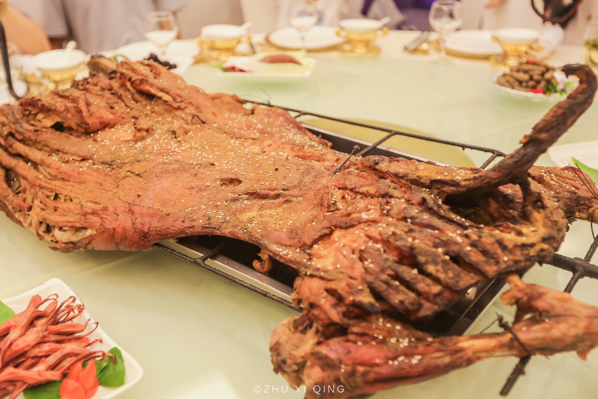 而令我最心心念念的便是这一大头藏式烤全羊,喷香的羊肉味佐上孜然,不