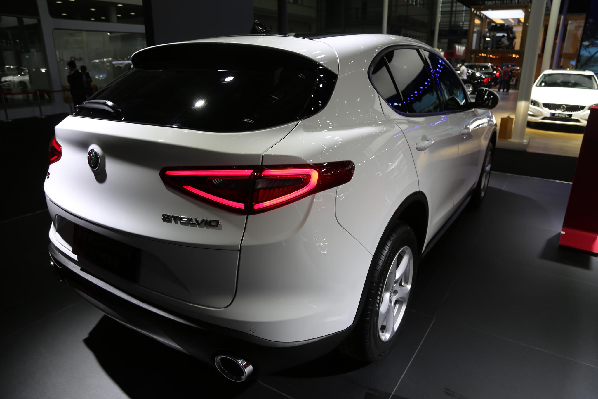 阿尔法罗密欧stelvio精英版实拍,以公路命名的意式名车!