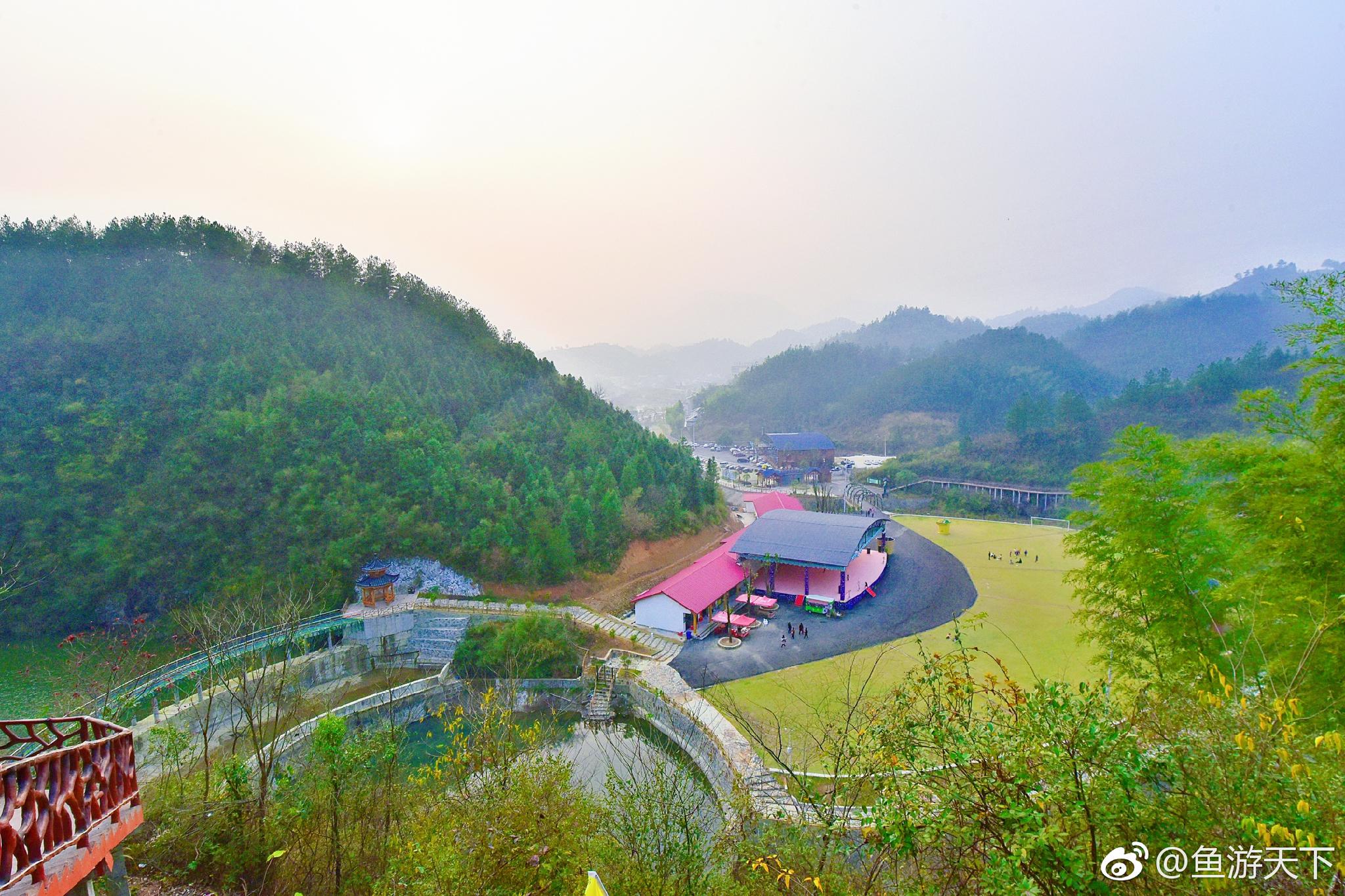 空气非常清新,小镇还有丰富的旅游资源,光景点就有9d玻璃天桥,滑道,水