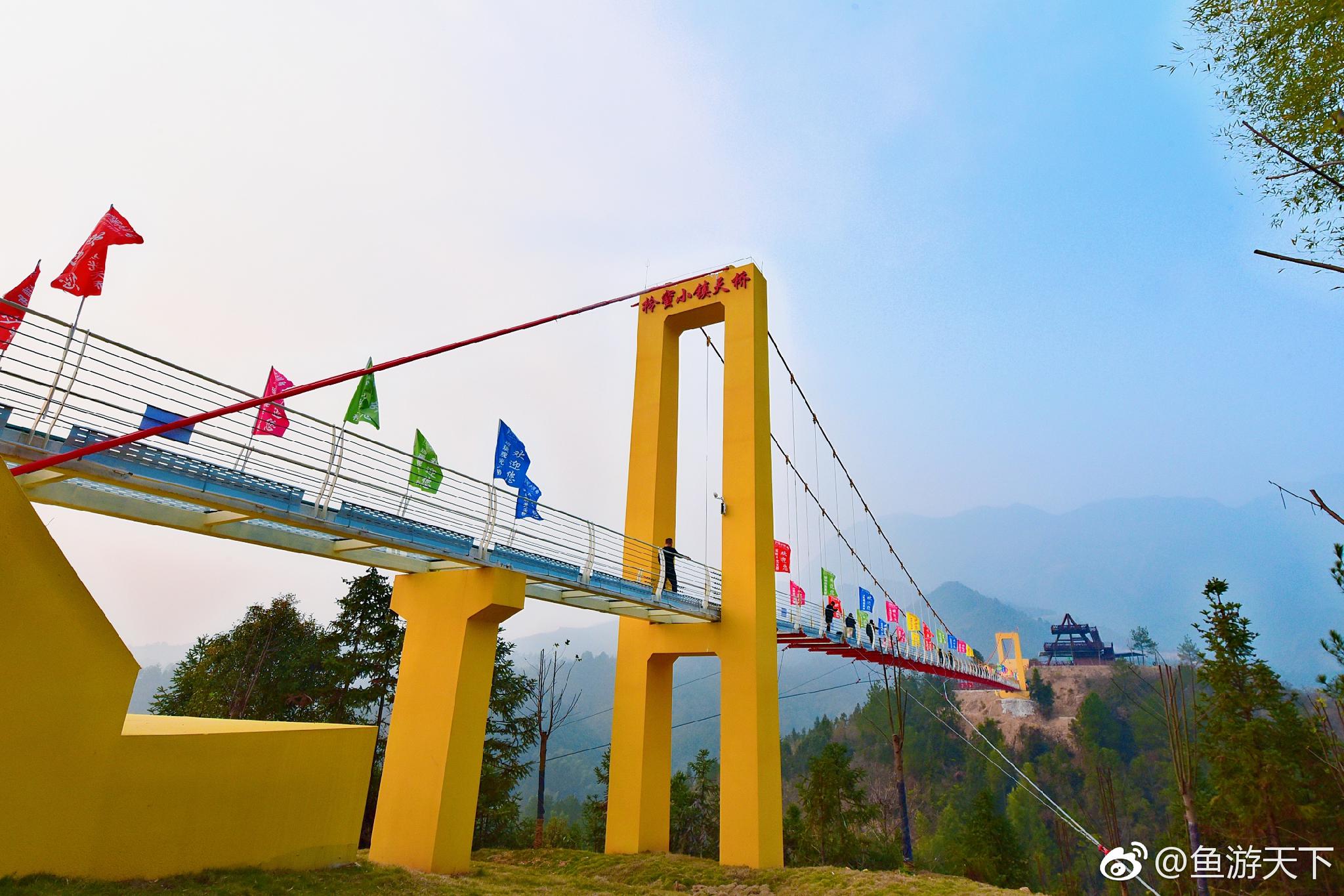 空气非常清新,小镇还有丰富的旅游资源,光景点就有9d玻璃天桥,滑道,水