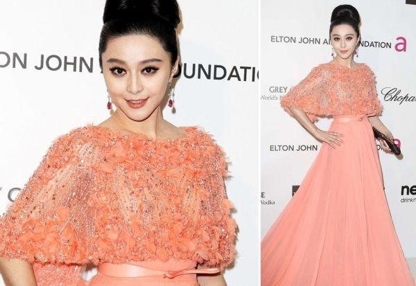 女明星礼服在强光下变透视装范冰冰最惨胸前大走光