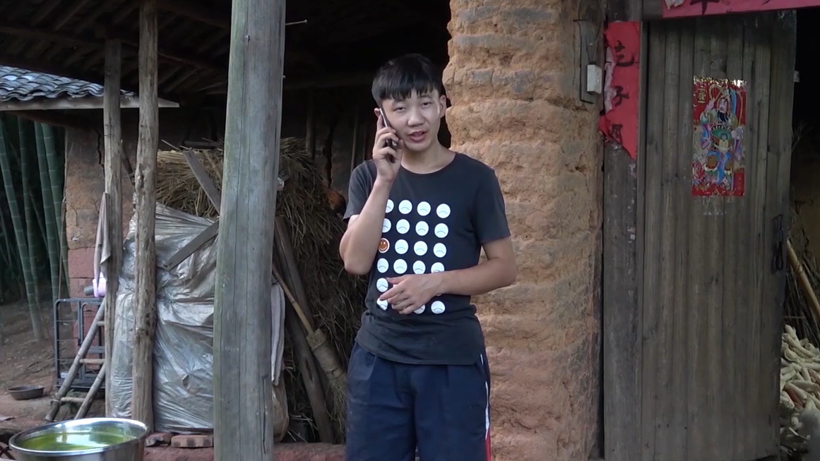 农村四哥:王四一家翻红薯藤,堂弟端了一盆冰粉来吃,这弟弟真好