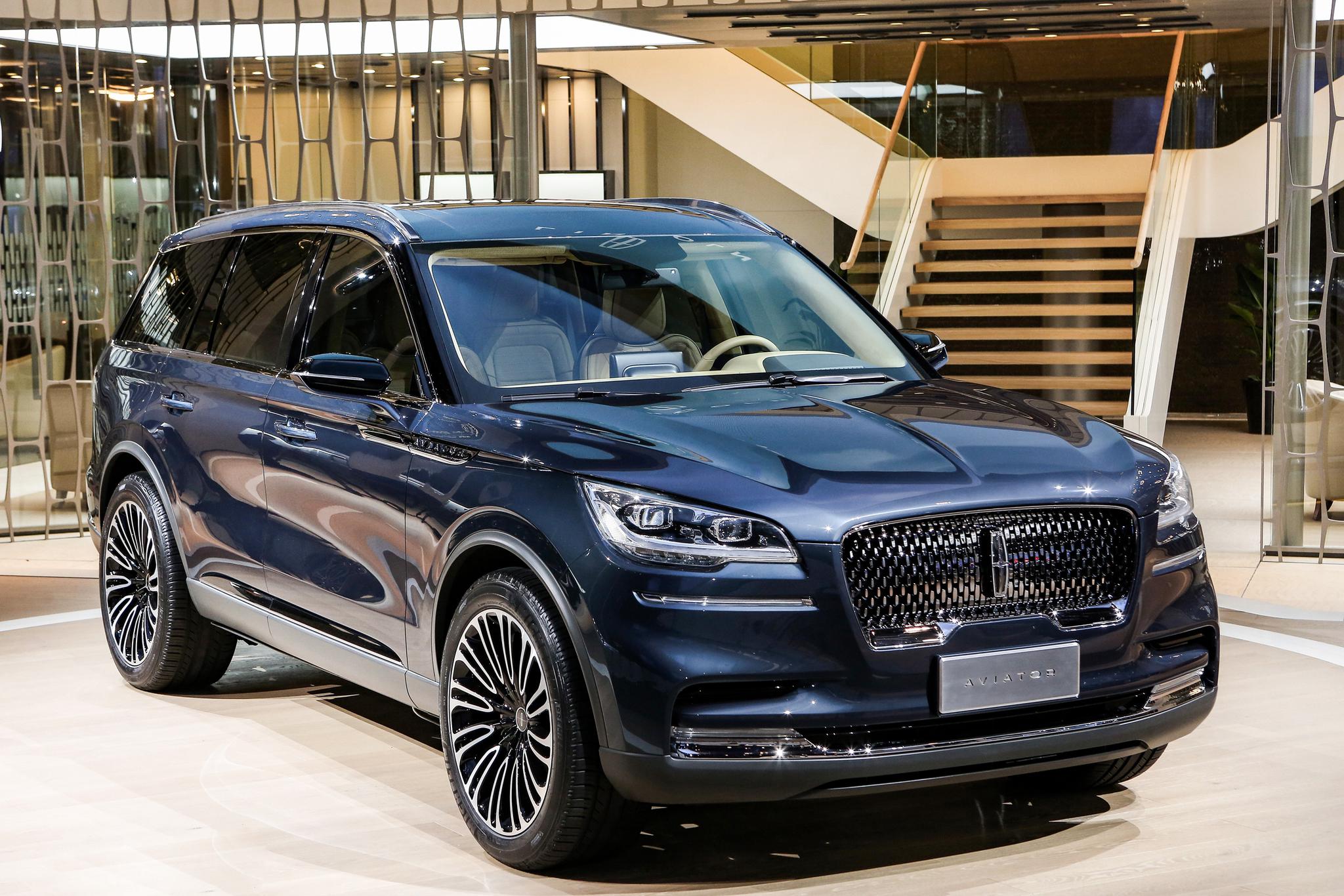三排座椅设计的插电式混合动力大型豪华suv,全新林肯飞行家aviator