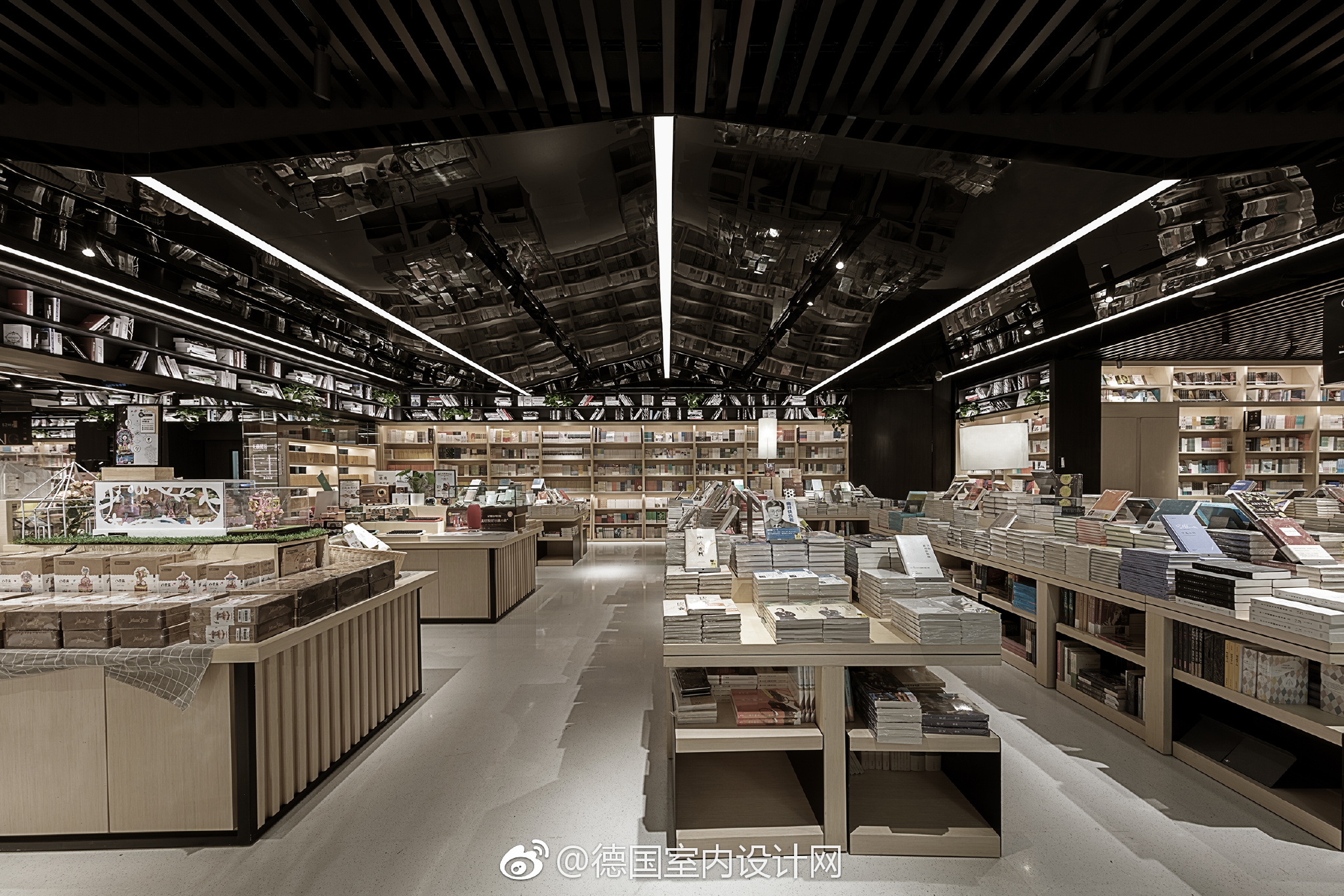 峻佳设计丨广州K11言几又黑金旗舰店。突破言几又惯常的设计表达