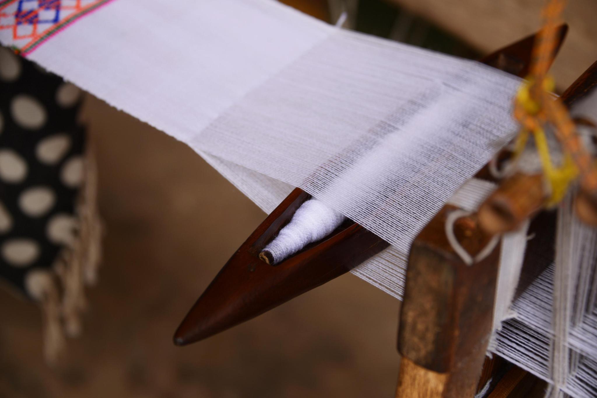 这个与世隔绝的小村寨,每家都有手工纺织机,每个女人都能织布匹