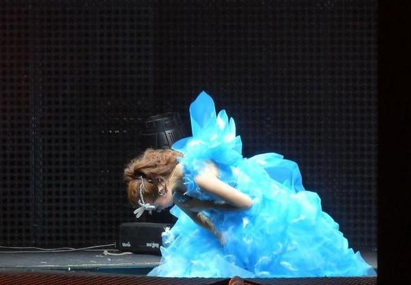 只服林志玲情商,到哪都拱手半蹲示意,高跟鞋也挡不住鞠躬的心意